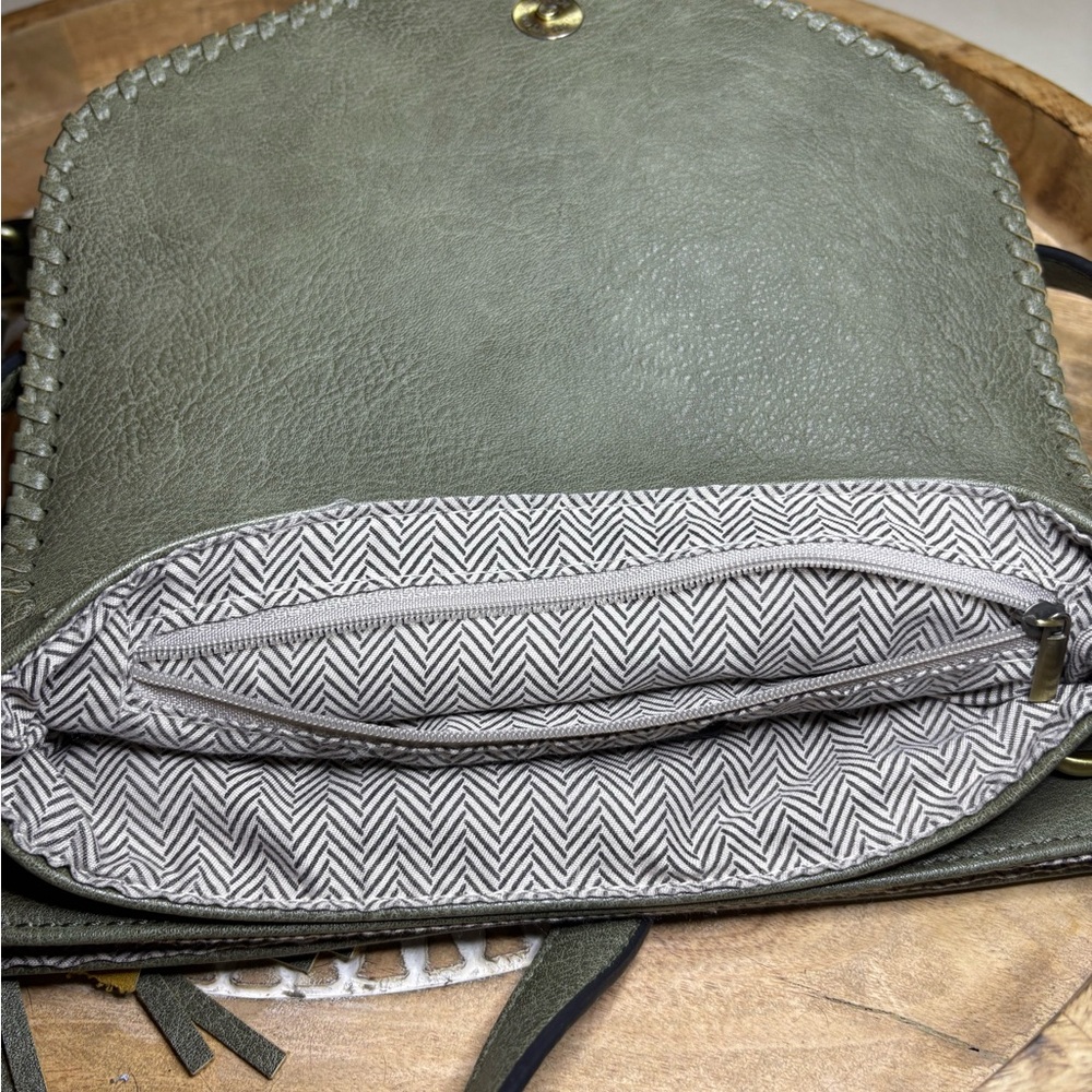 Jen & Co. Purse mossy green vegan leather crossbody bag. - Picture 8 of 12